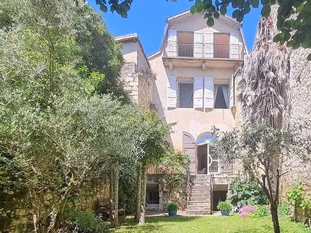 maison de caractère un havre de paix au coeur de la ville.