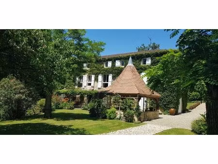 ancien moulin dans un environnement romantique