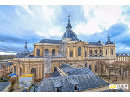 versailles saint-louis appartement 3 pièces 70 m² situé au 1er étage avec cave