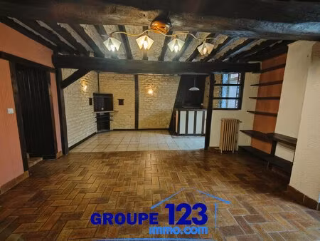 maison avec fort potentiel  grand garage et jardin clos