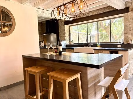 maison en pierre piscine  jardin  terrasse.