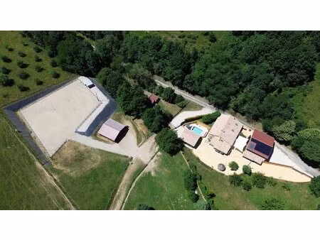 ensemble immobilier de caractère dans un cadre bucolique