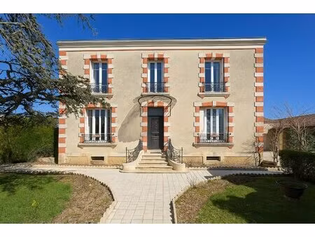 prix baissé - élégante maison de village avec deux logements supplémentaires  dépendances.