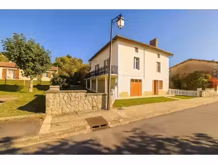 alloue - maison avec 4 chambres  garage  terasse couverte  jardin