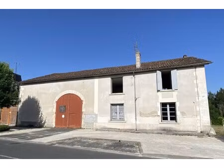 maison de ville avec dépendances et jardin. commerces à pied. affaire rare.