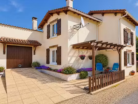 maison individuelle de trois chambres proche de champagne-mouton