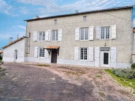 ancienne grande ferme à rénover  deux logements indépendants  nombreuses dépendances