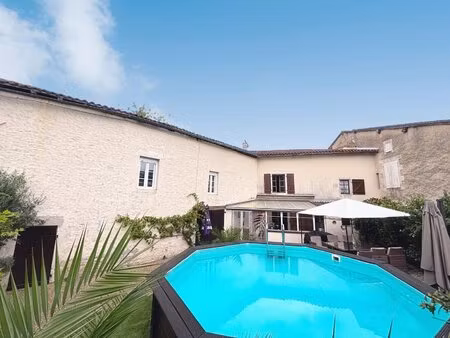 magnifique maison de caractère rénovée  avec grande grange et jardin-cour  située dans...