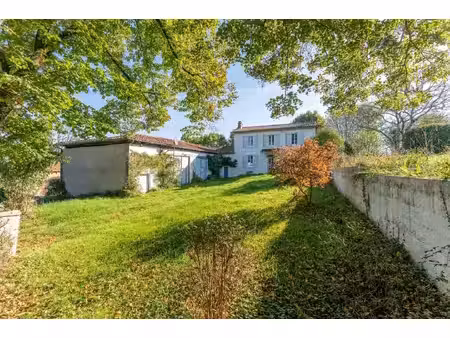 roumazeries loubert - maison de deux chambres avec granges  possibilité de gîte  terrain..