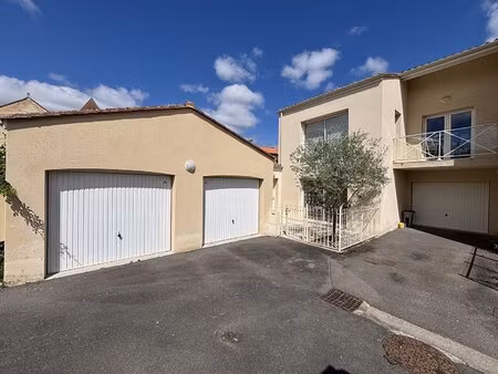 élégante maison de ville moderne avec garages et cours au coeur historique de ruffec