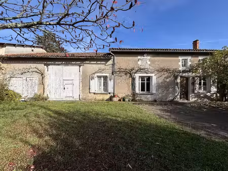 maison de caractère avec grande grange  garage et plus de 1 600 m² de terrain attenant