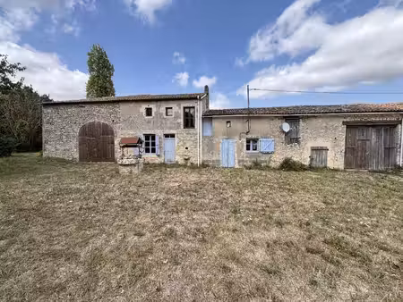 charmante maison en pierre à rénover dans un cadre campagnard paisible avec grand jardin