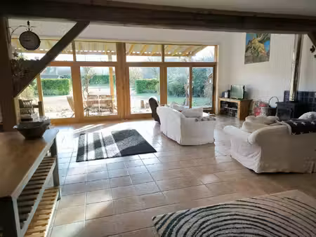 grange aménagée face aux pyrénées . joli jardin .