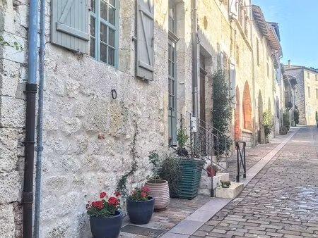 jolie maison de village avec de beaux volumes à lauzerte (tarn-et-garonne)