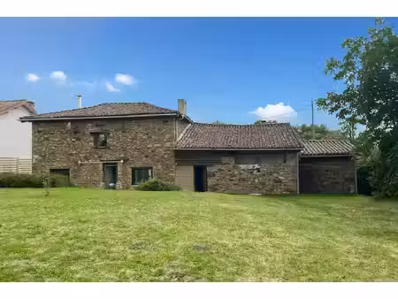 jolie maison individuelle en pierre dans un cadre rural