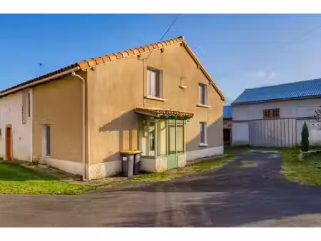 asnieres sur blour - deux maisons  dependences  et terrain - possible gite - ouverte pour.