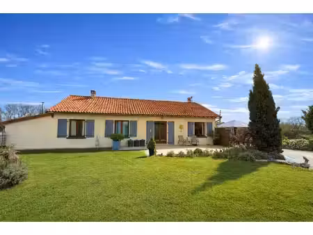 maison de trois chambres avec grand jardin  garage  dépendance et superbes vues
