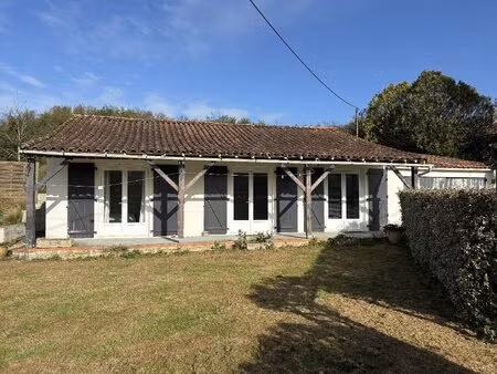 superbe maison individuelle rénovée avec des équipements modernes  un garage et un jardin