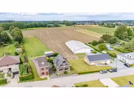 maison familiale spacieuse avec jardin et garage dans un qua