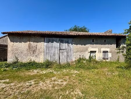 deux maisons de caractère indépendantes  une grange en pierre et plus de 1 2 hectare de...