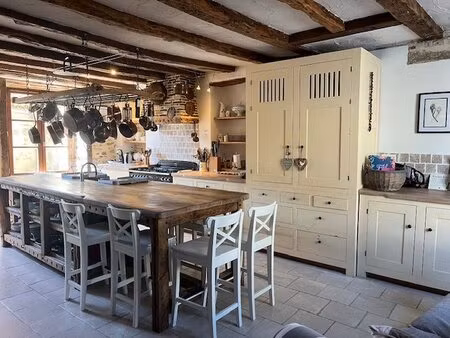 superbe maison de ville rénovée et spacieuse de 4 chambres à rochechouart avec cour