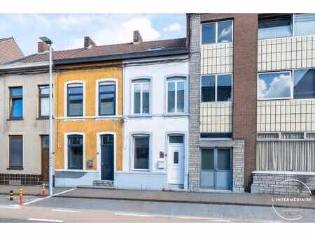 maison 2 façades en bon état général  3 chambres !