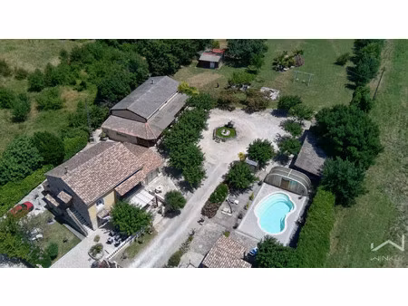 propriété à vendre à la garde-adhémar