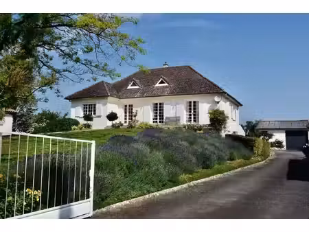 élégante propriété de village avec 2 gîtes et superbe piscine creusée