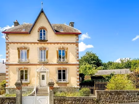 superbe maison bourgeoise avec jardin clos de murs en pierre et dépendances