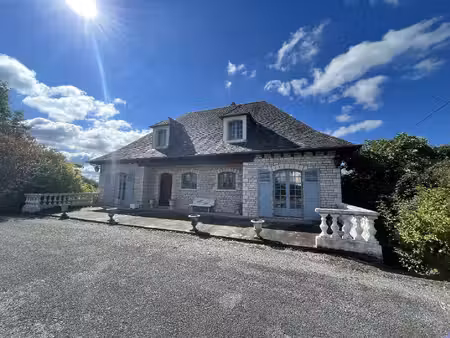 propriété unique avec 8 hectares de terrain  étang et vues imprenables