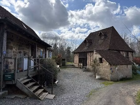 ensemble de charme avec gîte  piscine et près d'un hectare de terrain