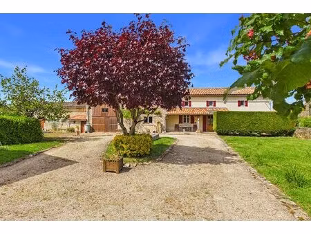 propriété rénovée de 3 chambres dans un hameau  avec de nombreuses dépendances et de beaux