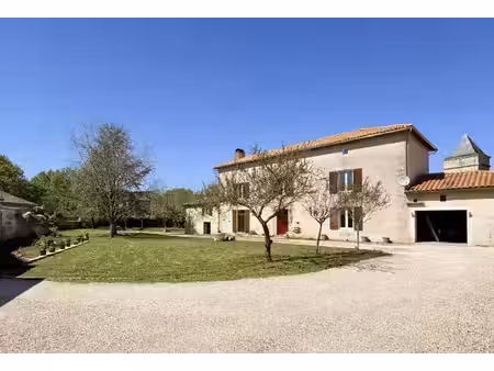 élégante propriété de village avec dépendances et vastes jardins clos