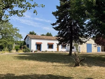 charmante maison de village rénovée avec grange et jardins paysagers