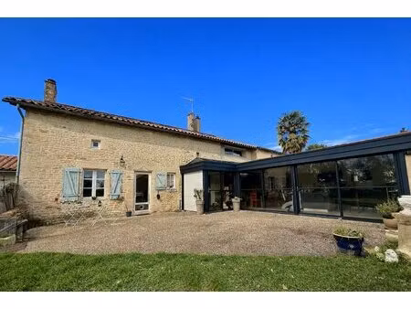 grande ferme en pierre rénovée avec terrain et dépendances