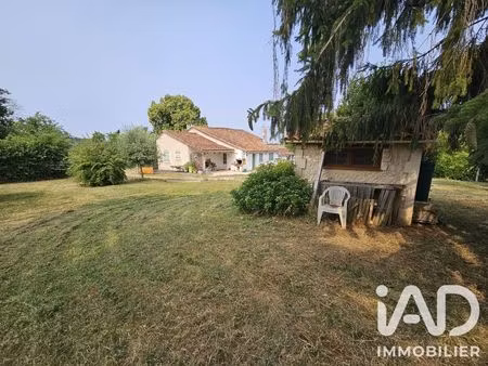 maison de village à les pins (16260)