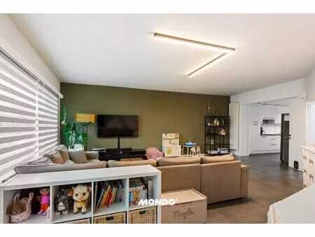 petit immeuble d'appartements avec 2 appartements et un gar