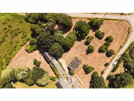 ensemble en pierre à rénover - avec jardin - proche du bourg