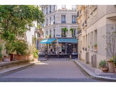 studio en étage élevé dans une résidence sécurisée à montmartre