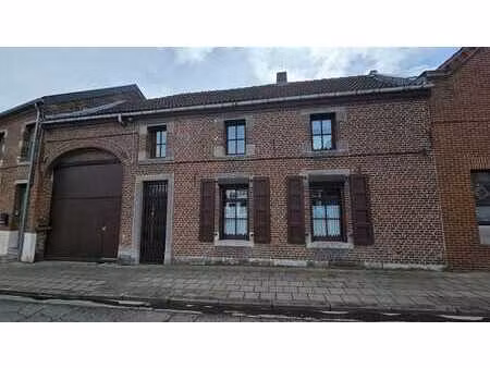 grande maison avec passage latéral et beau jardin