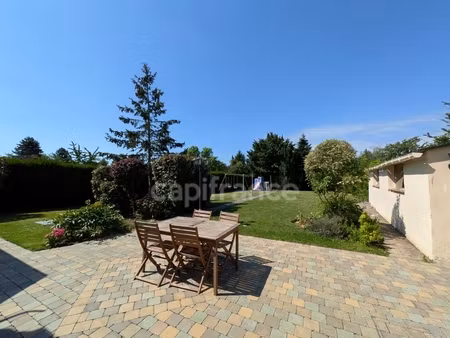 large flamande avec magnifique jardin