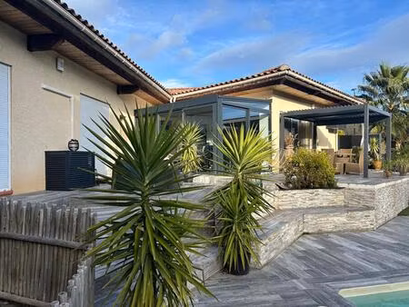 villa spacieuse de 168m2 avec une piscine s'étendant sur 851m2 de terrain