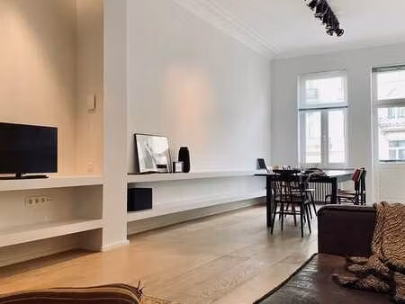 lumineux appartement meuble sur le parvis de saint gilles