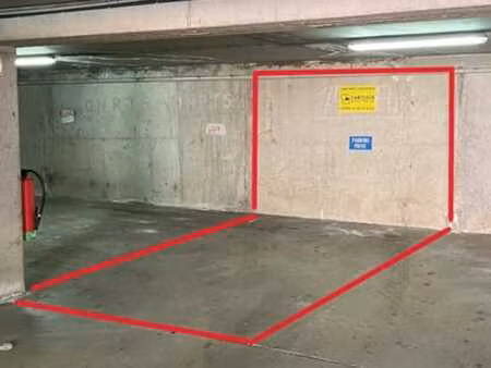 rare - parking sécurisé face à la gare de namur  accès h24