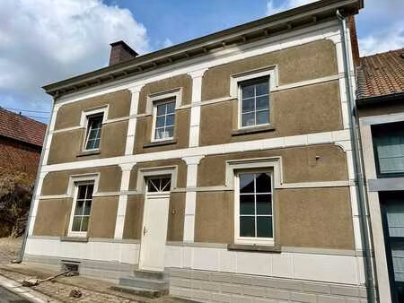 maison dans la cour d'une fermette à houtain-le-val