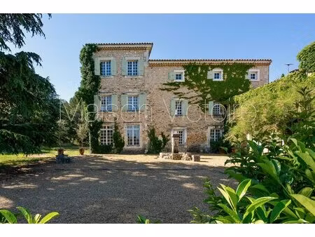 impressionnante bastide du 18e siècle au coeur du luberon.