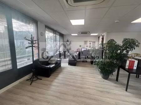 a louer 150m² d'entrepôt bureaux