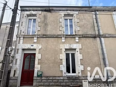 maison de ville à parthenay (79200)