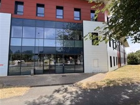 location bureau saint benoit 595 m²