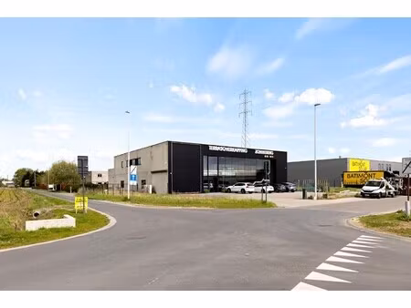 polyvalent bedrijfsgebouw op strategische locatie te koop